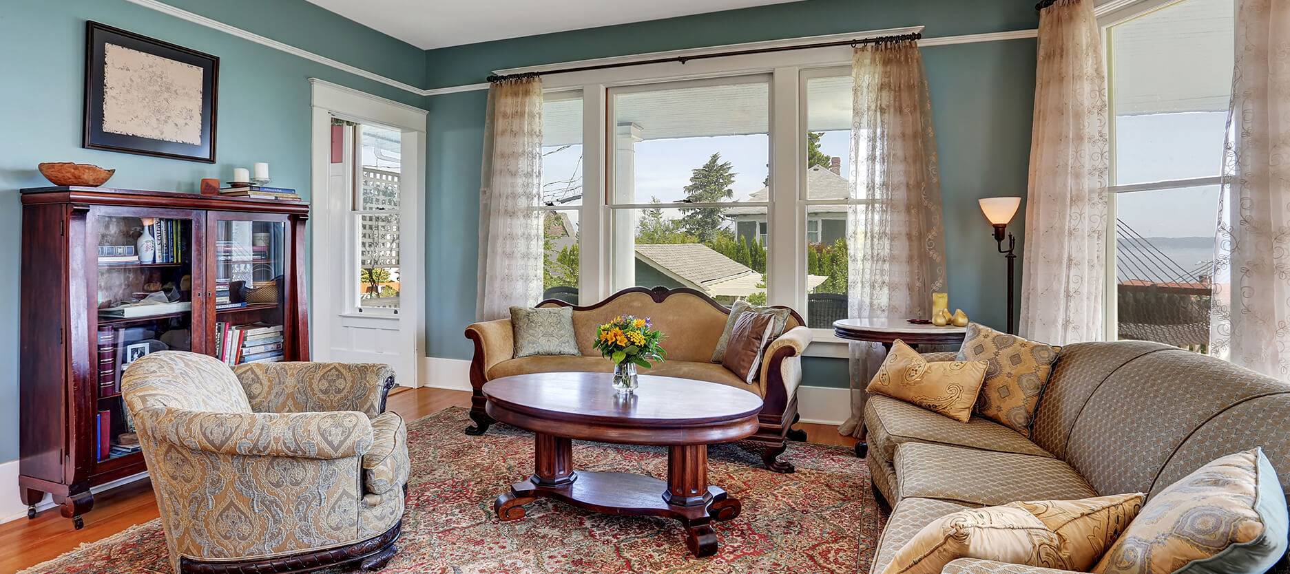 How To Design The Living Room With The Blend Of The Traditional And Modern Way